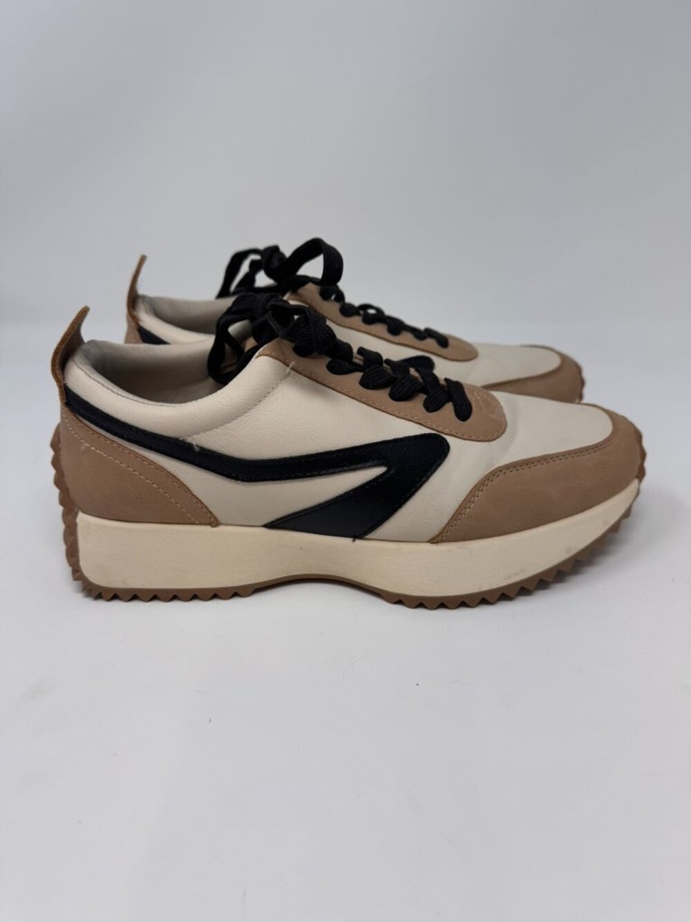 DV DOLCE VITA BYNX SNEAKERS SIZE 8.5